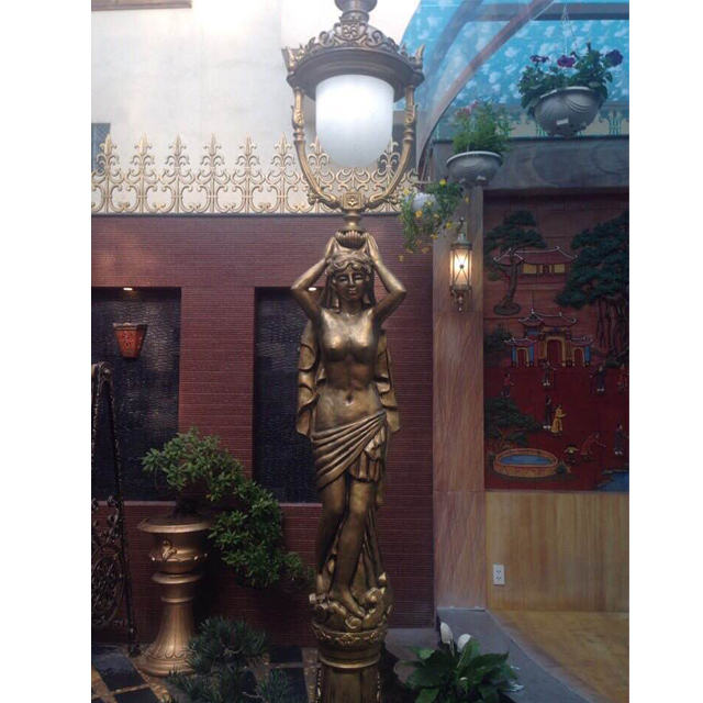 Cột đèn hana đắp phù điêu